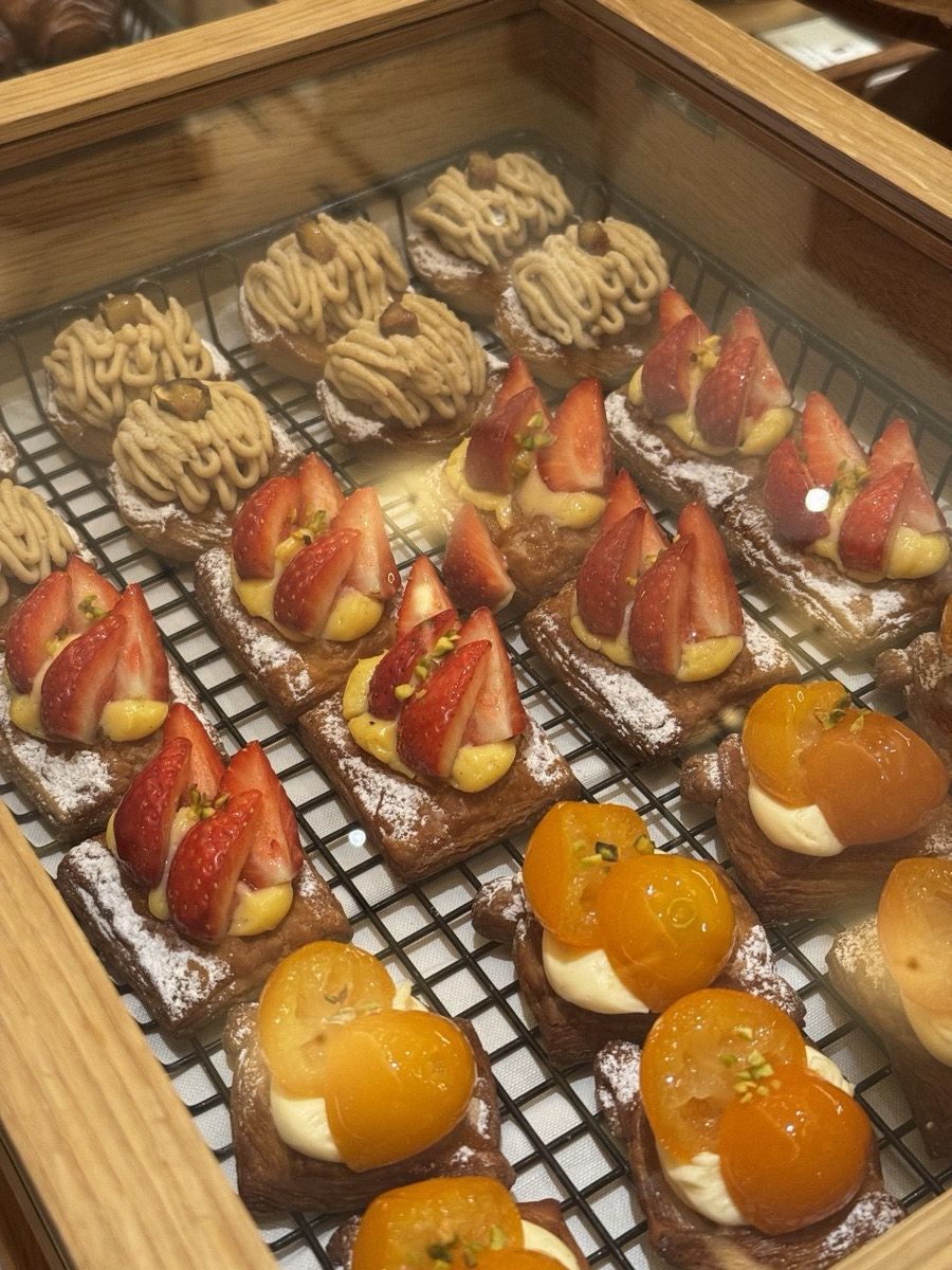 ショーケースに並ぶ焼きたてのペストリー